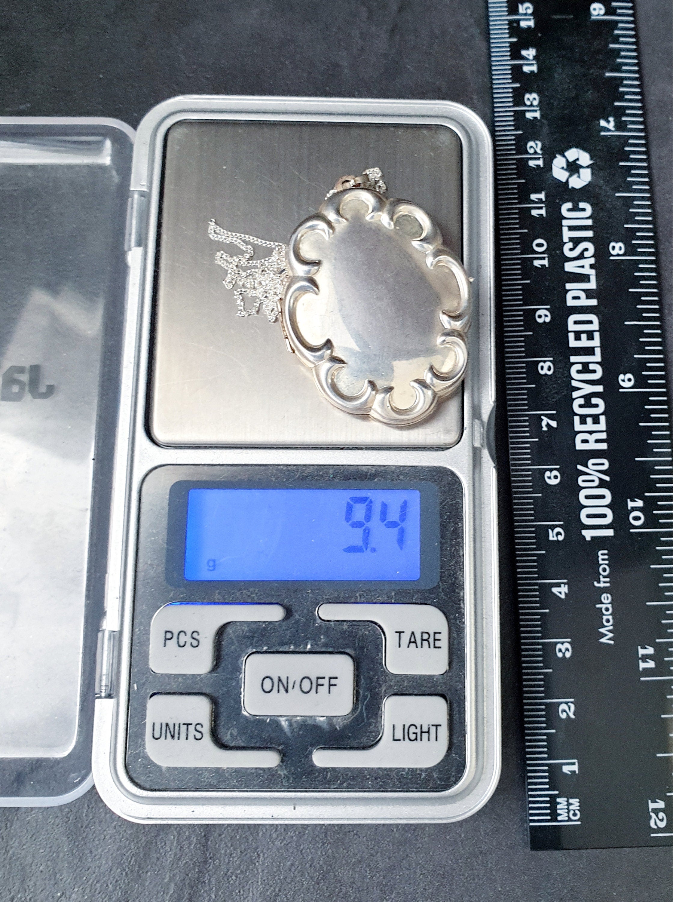 XL Silver Scalloped OVAL LOCKET Necklace with 20" Chain - 9.4g