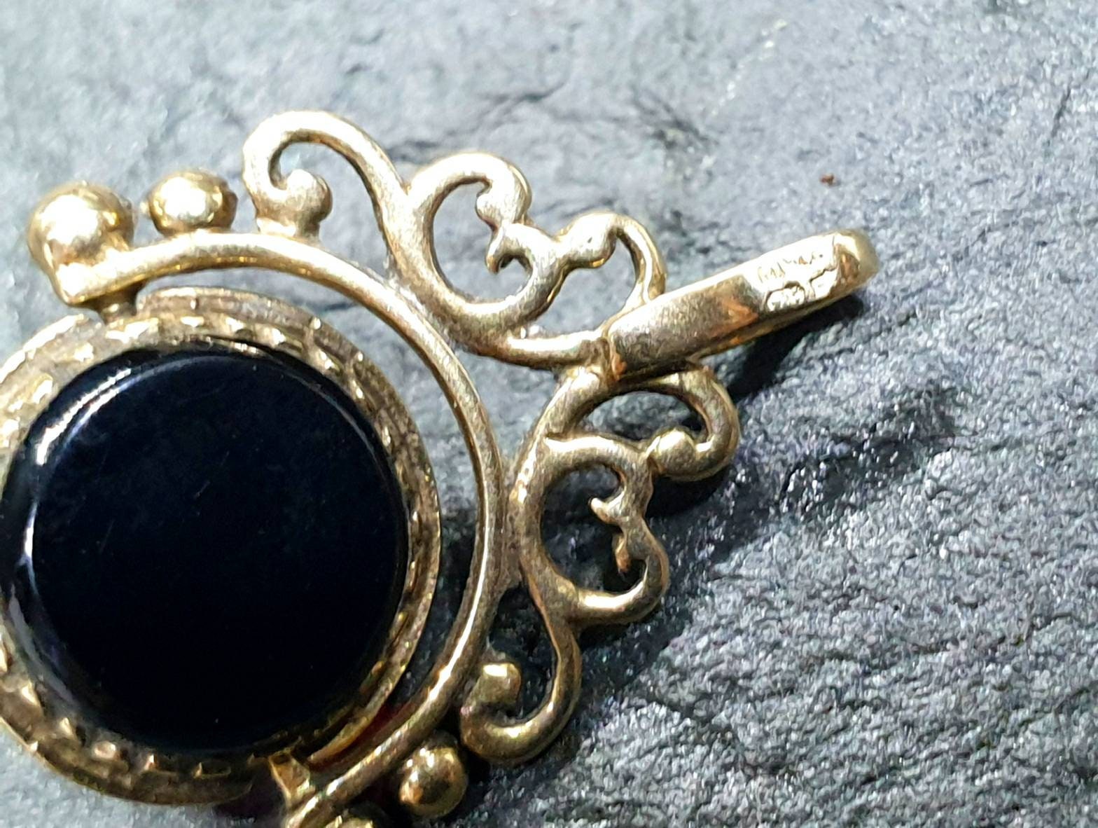 Vintage 9ct GOLD Spinner Watch Fob Pendant - Onyx & Carnelian - 3g