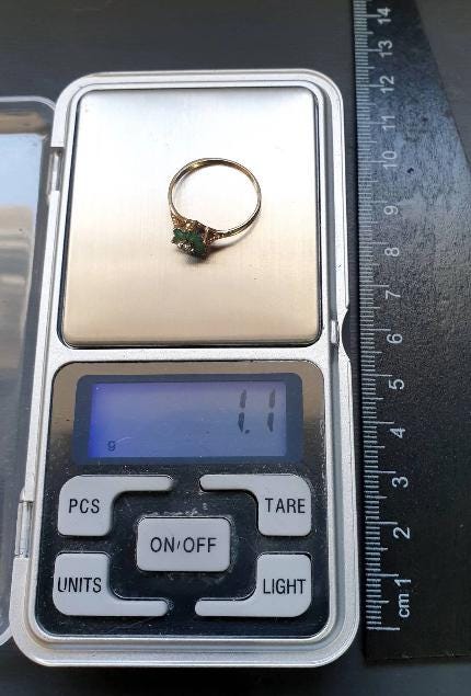 9ct GOLD RING - with Emerald Green Gemstones & Diamond - Size uk M (us 6) - 1.1g