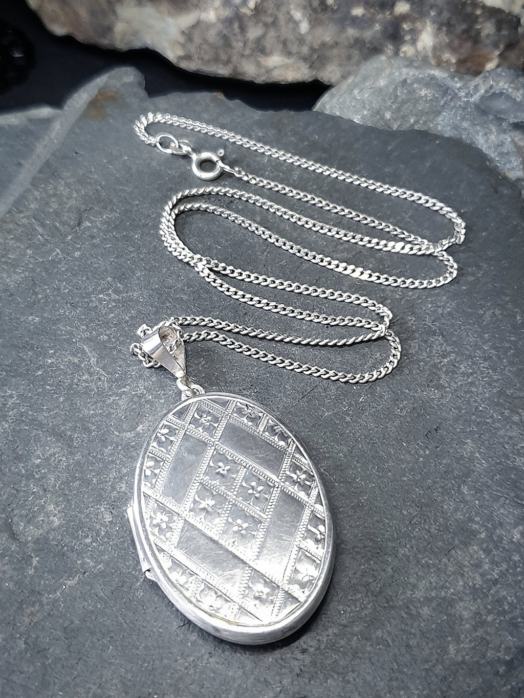 SILVER LOCKET with Criss Cross Deco design on 18" Chain - 10g
