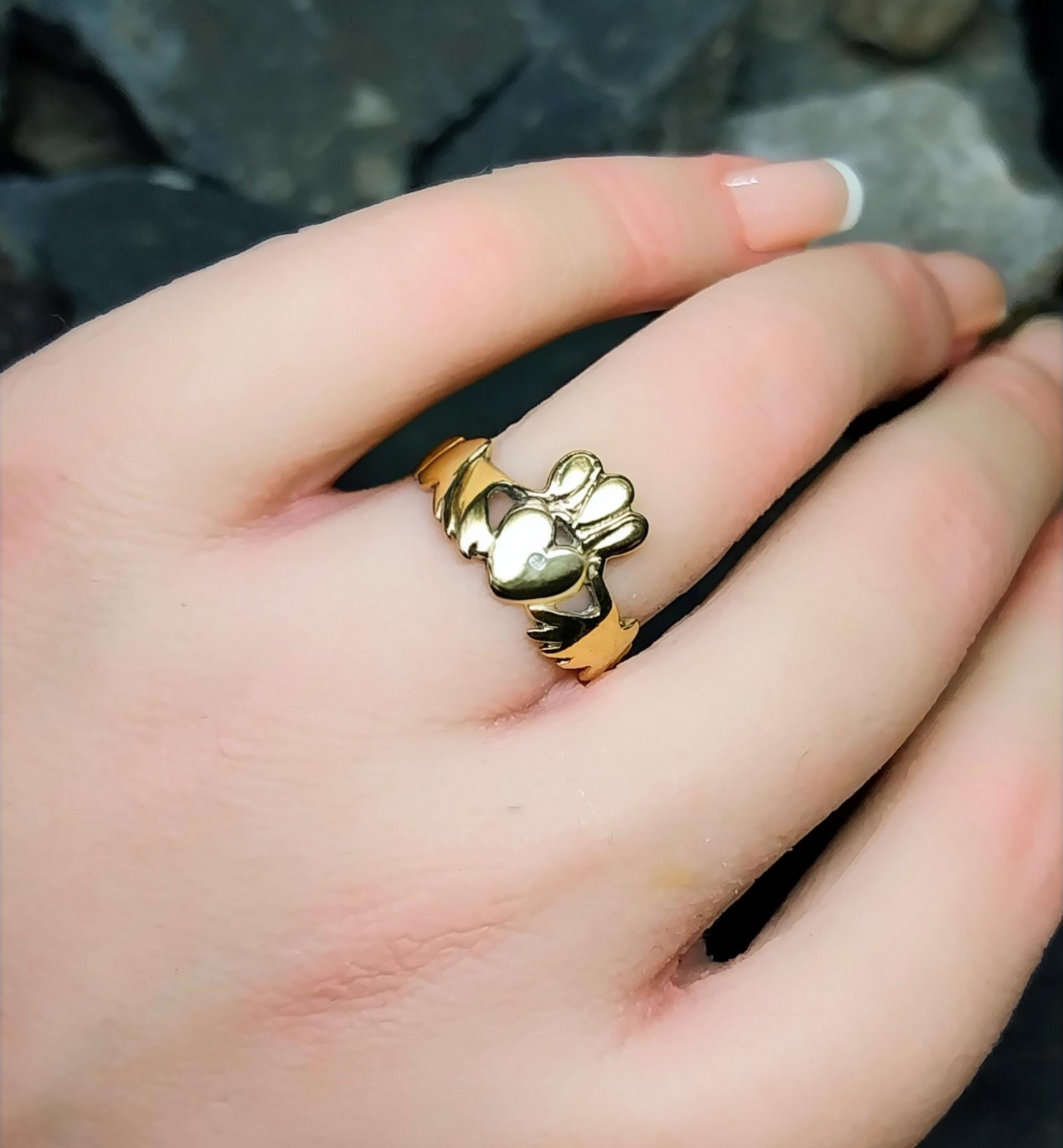 9ct Gold CELTIC CLADDAGH Ring with Diamond - UK Size O (7.5) - 2.2g