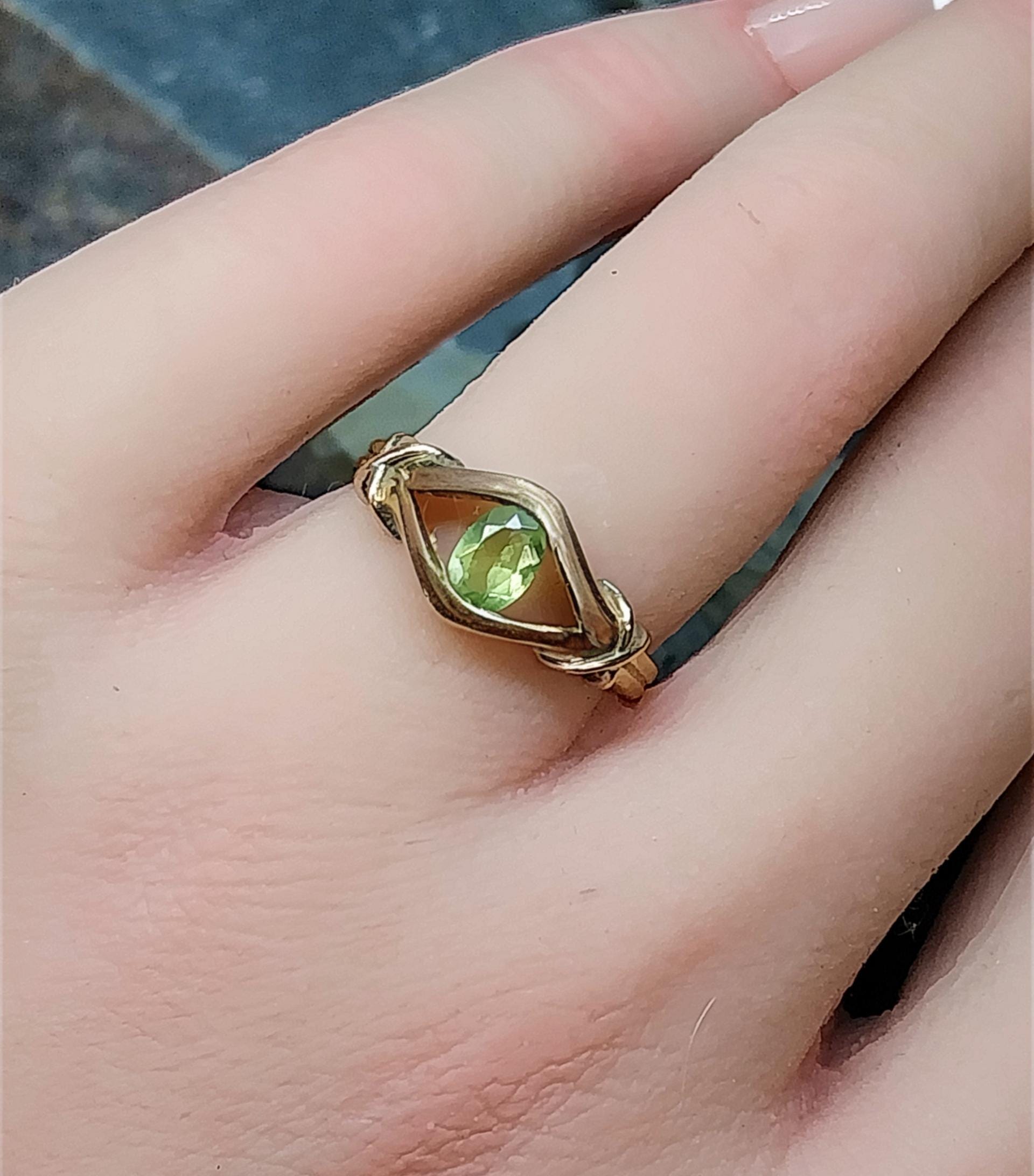 9ct GOLD Green Peridot Gemstone Ring - Size uk N (6.5) - 2.3g