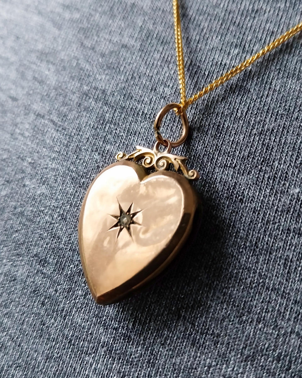 Antique 9ct Gold Heart Locket with clear diamond stone on 20" Chain  - 5g