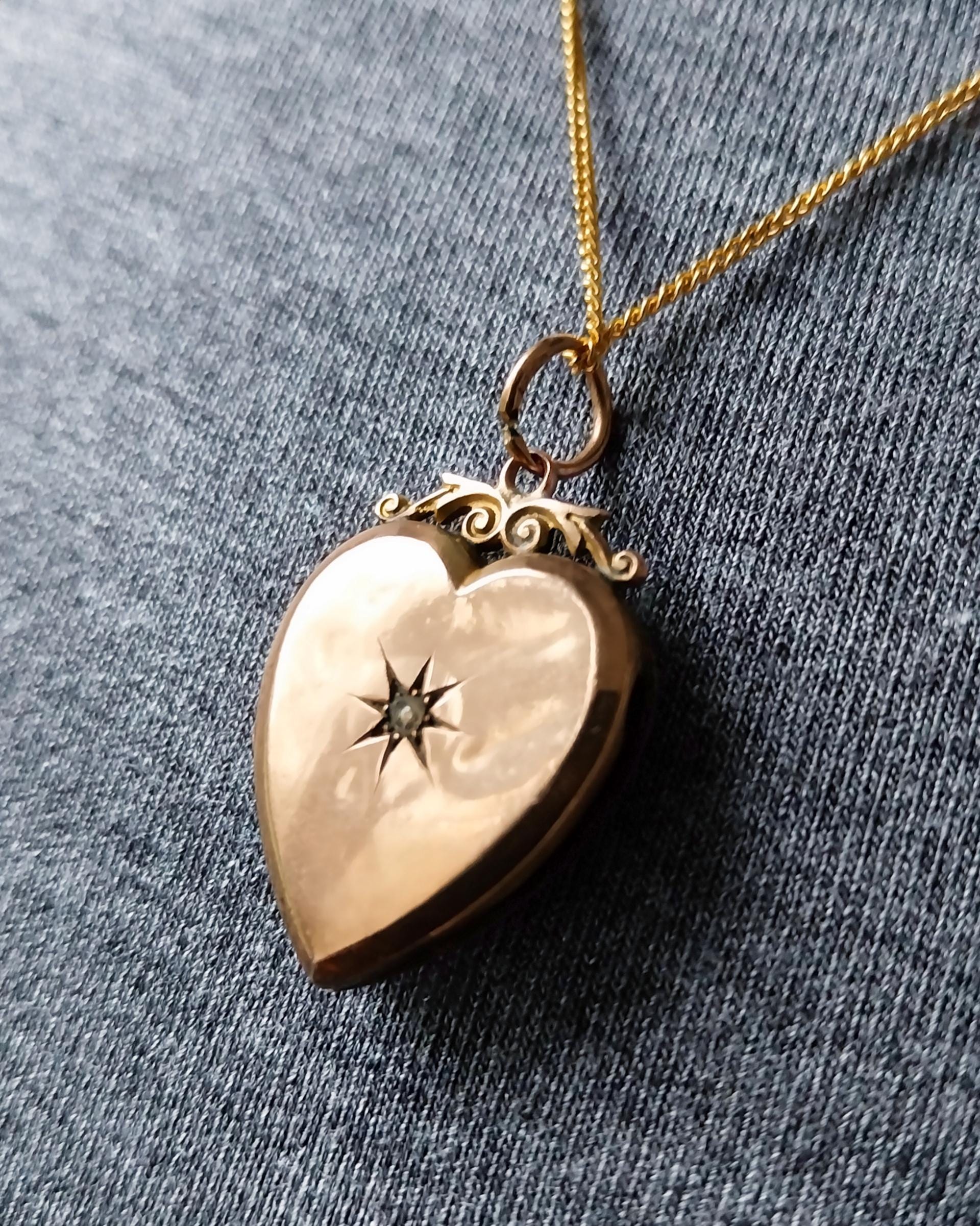 Antique 9ct Gold Heart Locket with clear diamond stone on 20" Chain  - 5g