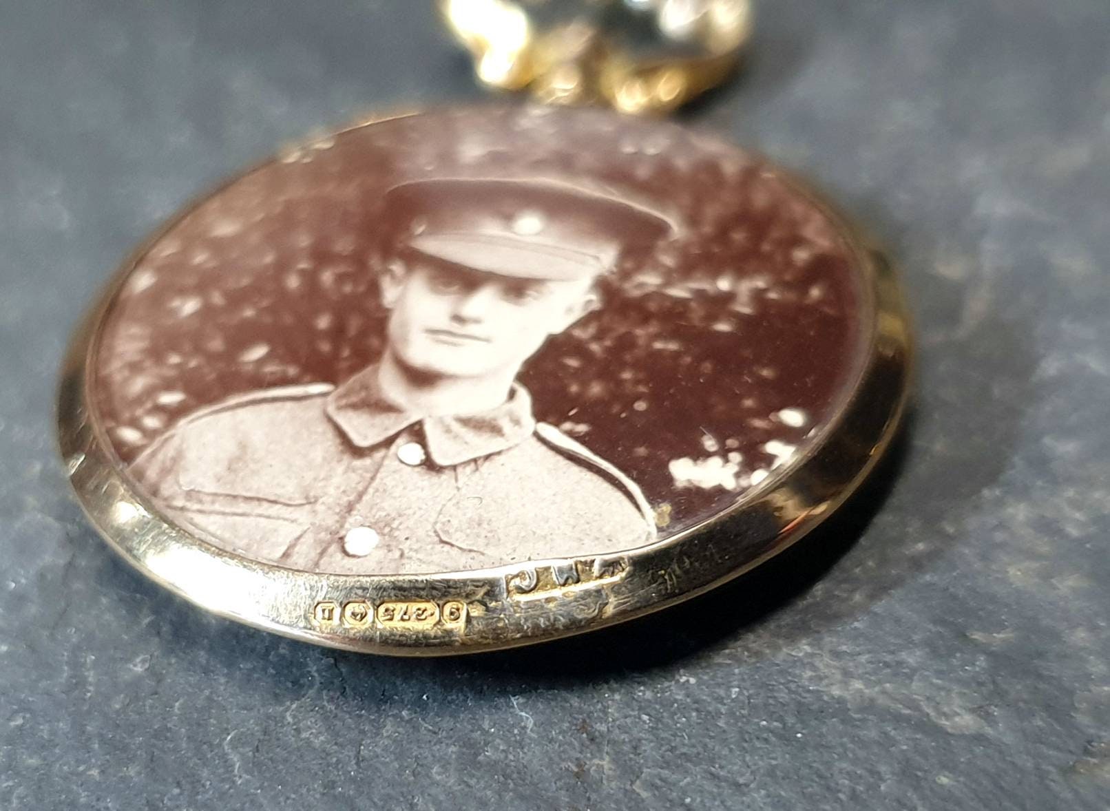 Victorian 9ct Gold Photo Locket Fob / Pendant on 20" chain - Circa 1887  - 4.2g