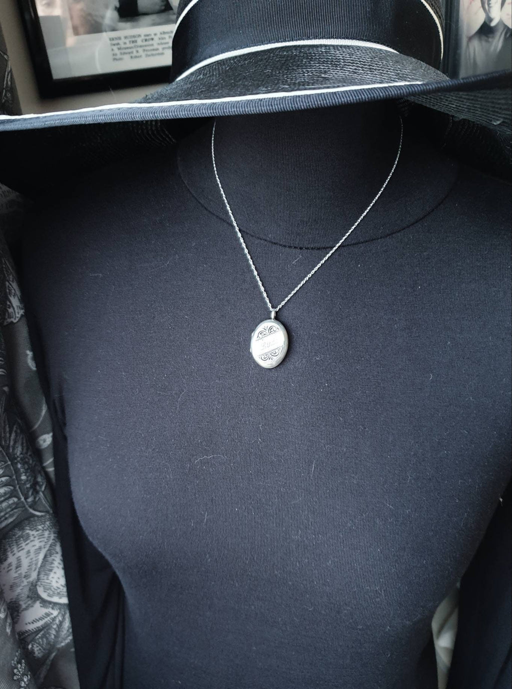 STERLING SILVER Locket Necklace - Engraved 'Linda' - with 18" Chain - 5g