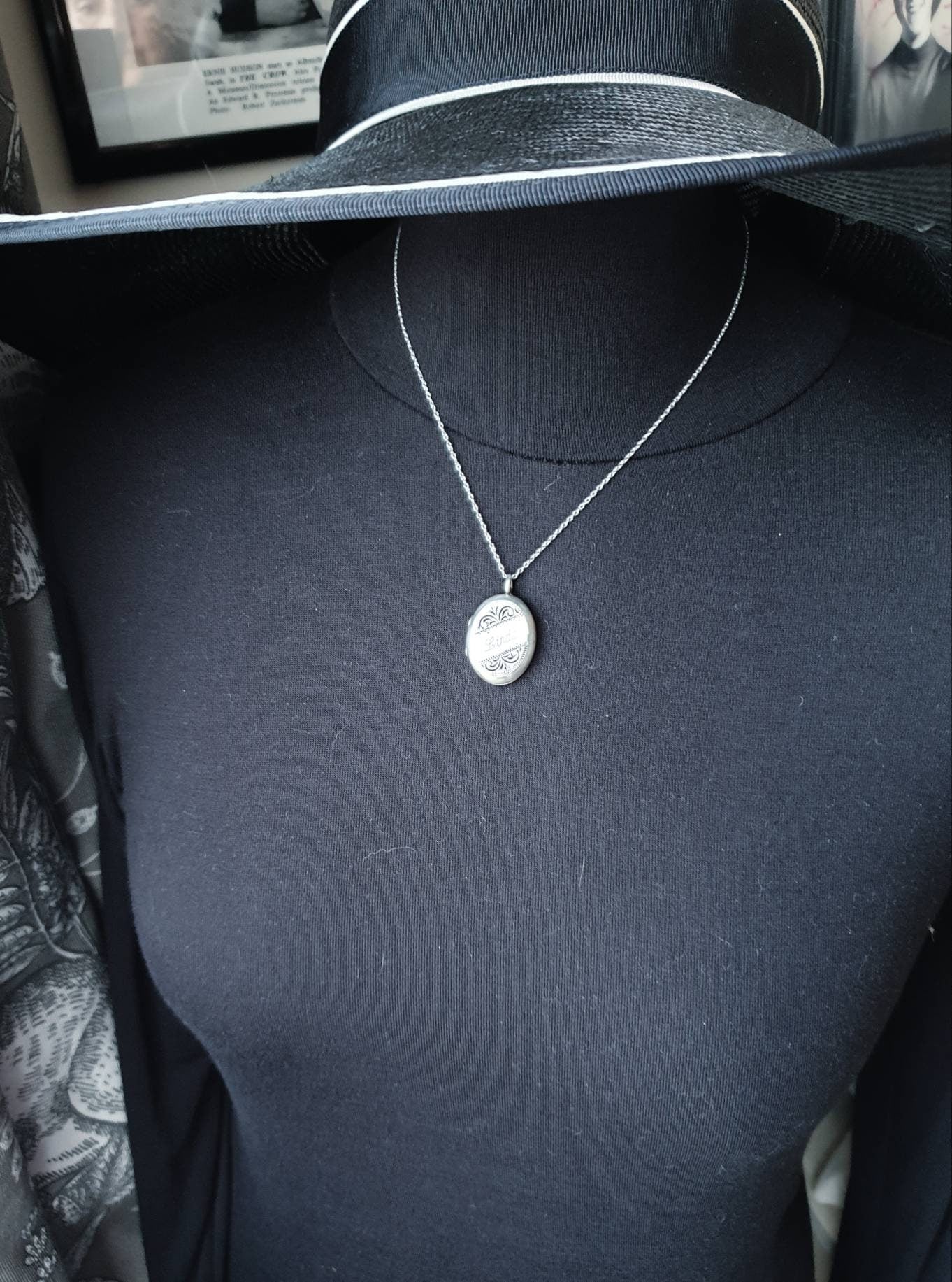 STERLING SILVER Locket Necklace - Engraved 'Linda' - with 18" Chain - 5g