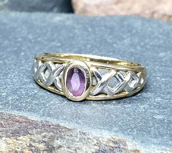 9ct GOLD CELTIC Ring with Purple Amethyst - Trinity Knot - Size uk K (us 5) - 1.8g