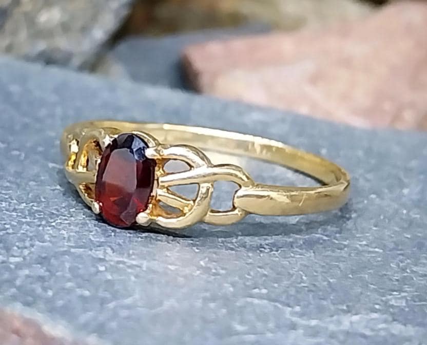 9ct GOLD CELTIC KNOT Ring - Red Garnet Gemstone - uk size Q (us 8) - 1.4g