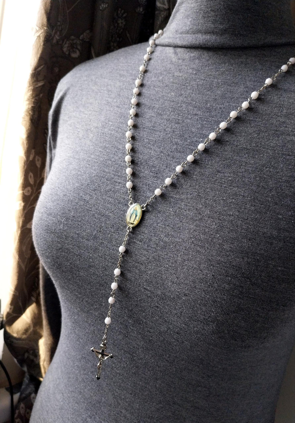 Vintage White ROSARY Beads - Old Prayer Beads and crucifix - 26" 11.3g