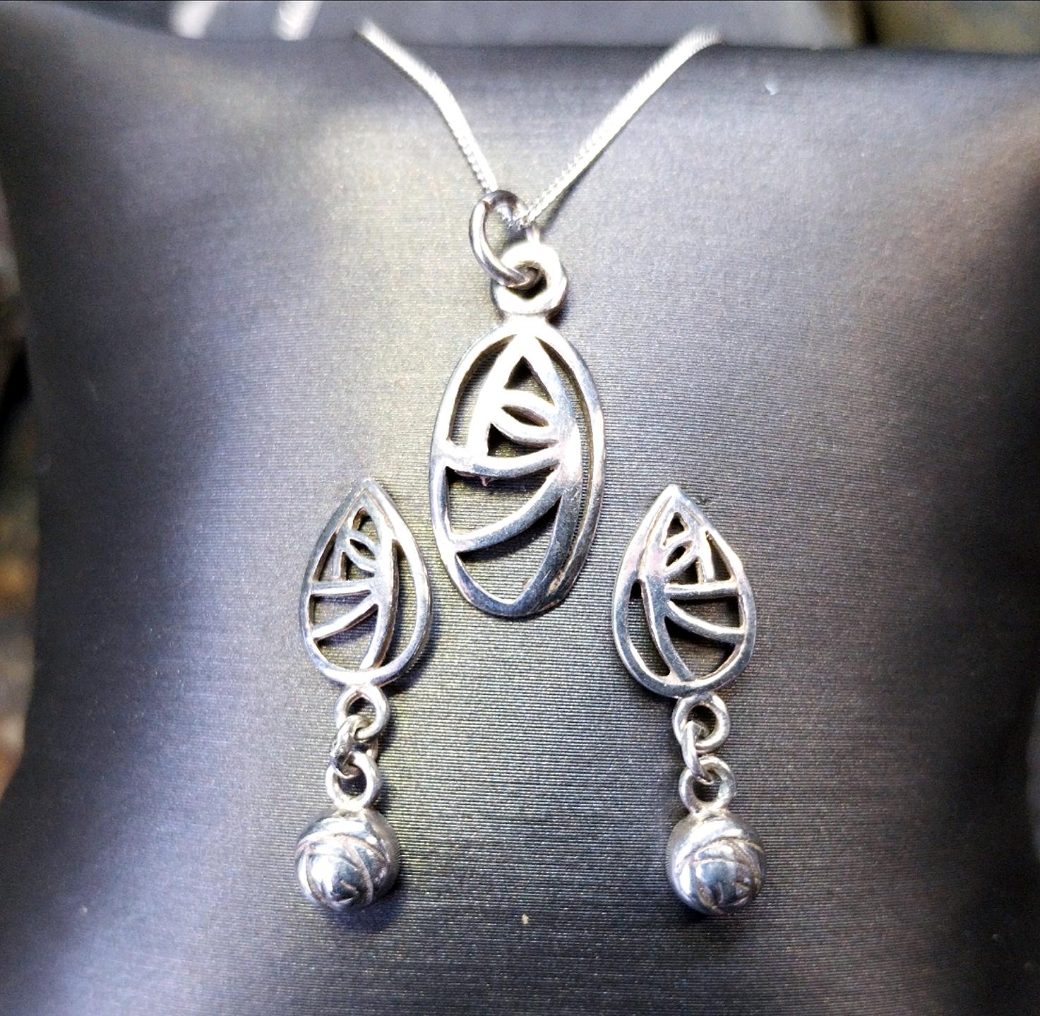 SILVER Necklace and Matching Earrings Gift Set - Celtic Leaf and Rose Bud - 4.1g