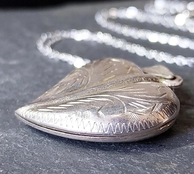 Sterling Silver HEART LEAF Locket Necklace on 18" chain - 6.3g