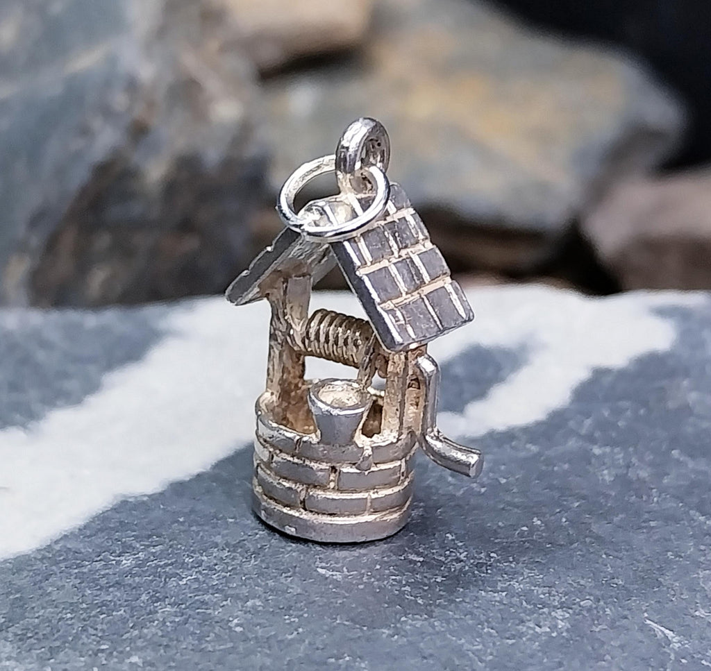Vintage WISHING WELL Charm - Story Tale, 925 sterling silver - 2.9g