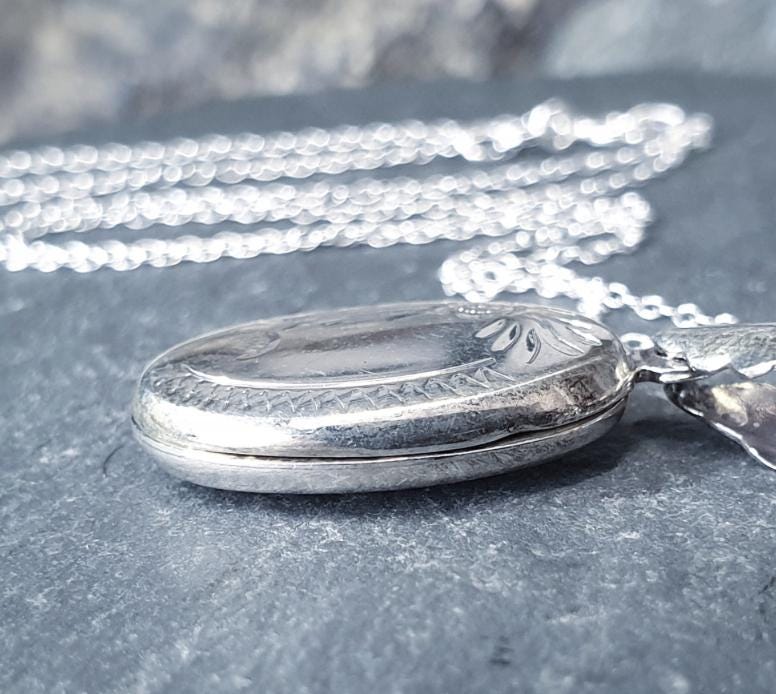 Vintage SILVER OVAL Locket Necklace single flower - with 18" Chain - 4.5g
