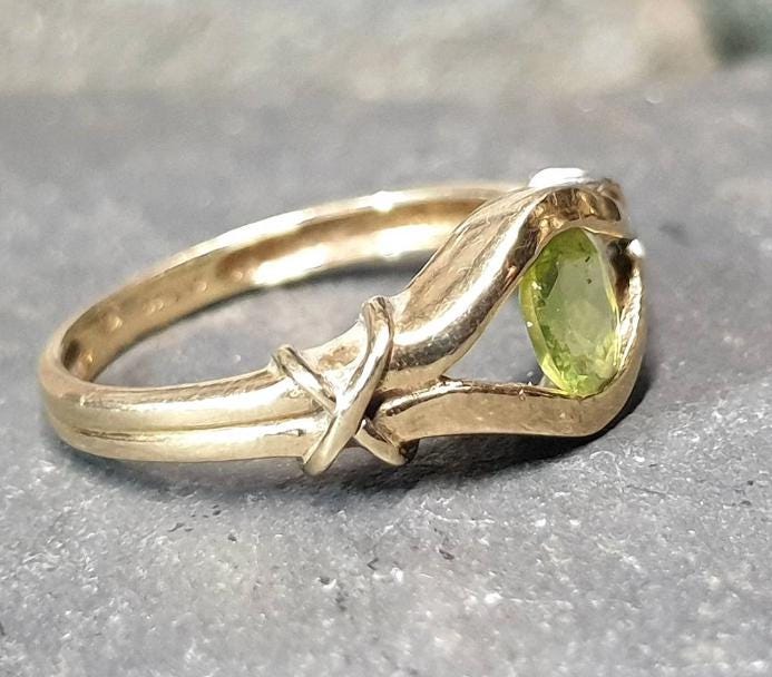 9ct GOLD Green Peridot Gemstone Ring - Size uk N (6.5) - 2.3g