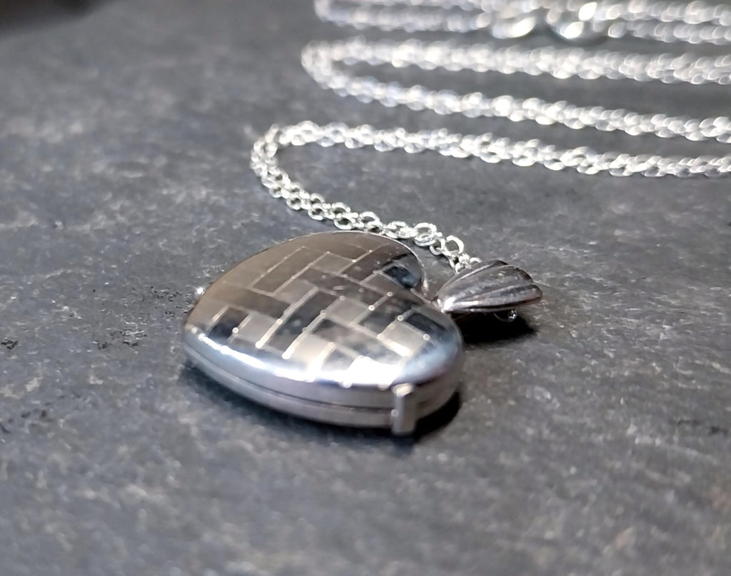 Sterling Silver Heart Locket - Small Criss Cross Pattern  on 18" Chain - 2.4g