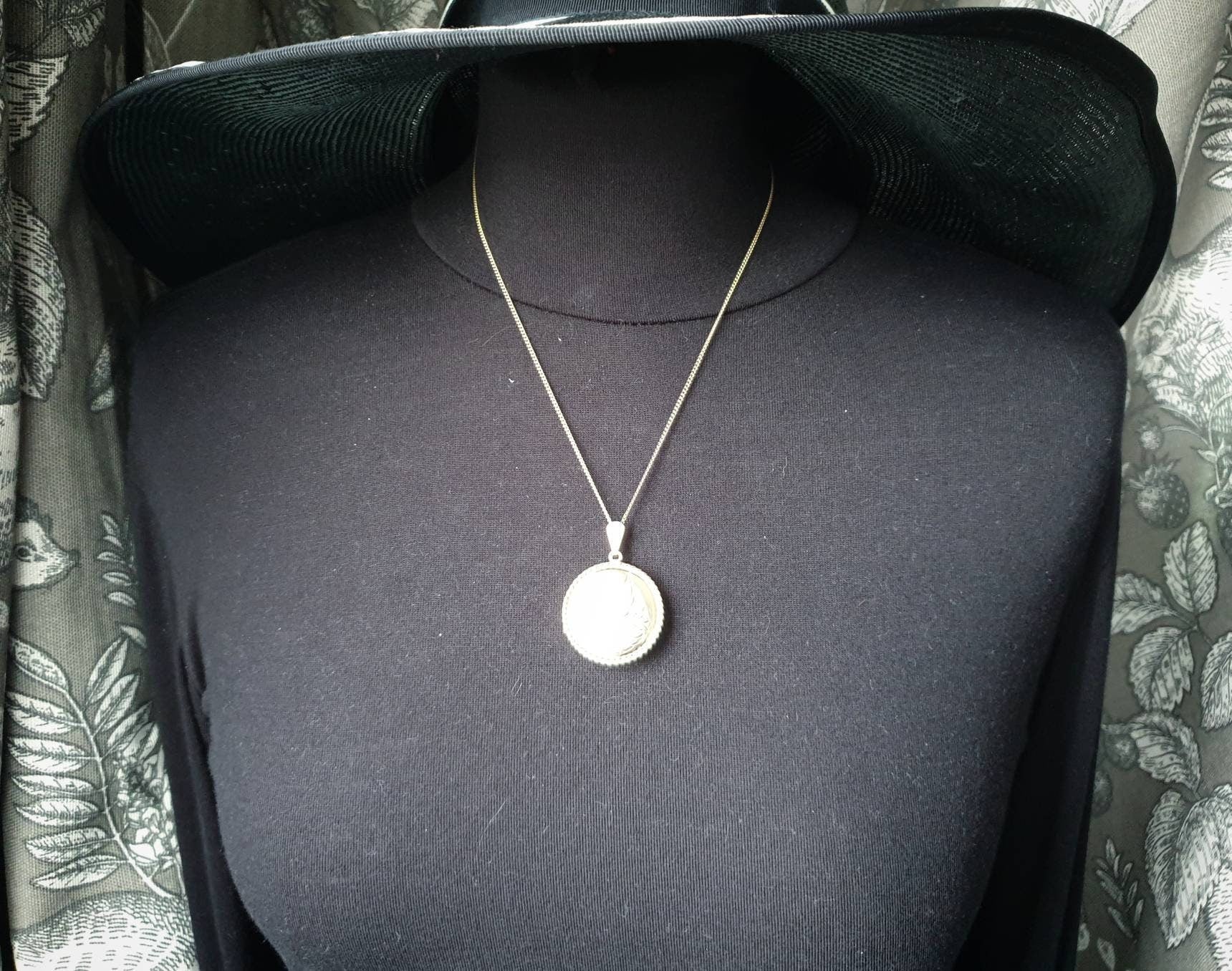 Large 9ct GOLD LOCKET - Circle with Tulip Flowers on 20" Chain - 12.9g