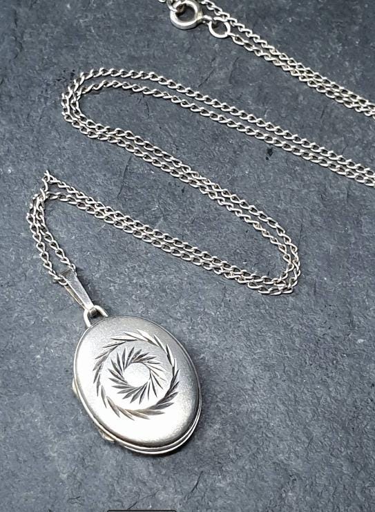 Sterling Silver OVAL LOCKET Necklace, Spiral Wreath on 18" Chain - 4.2g