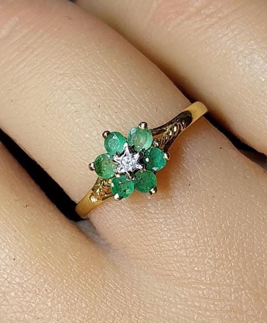 9ct GOLD RING - with Emerald Green Gemstones & Diamond - Size uk M (us 6) - 1.1g