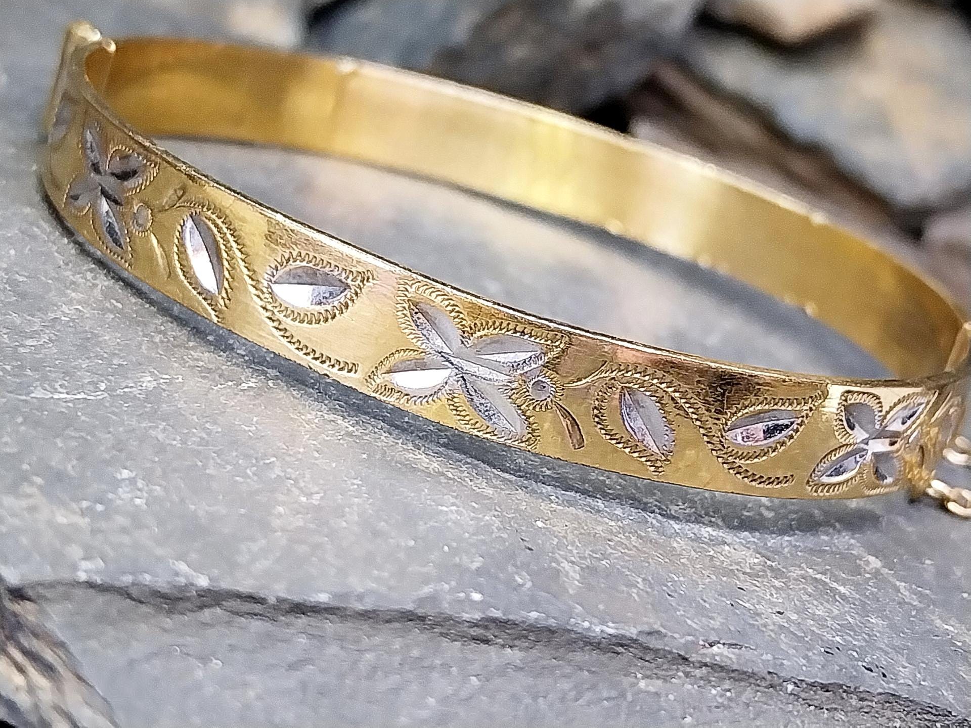 Vintage 9ct Rolled GOLD BANGLE - White Floral Design with Safety Chain - 13.3g