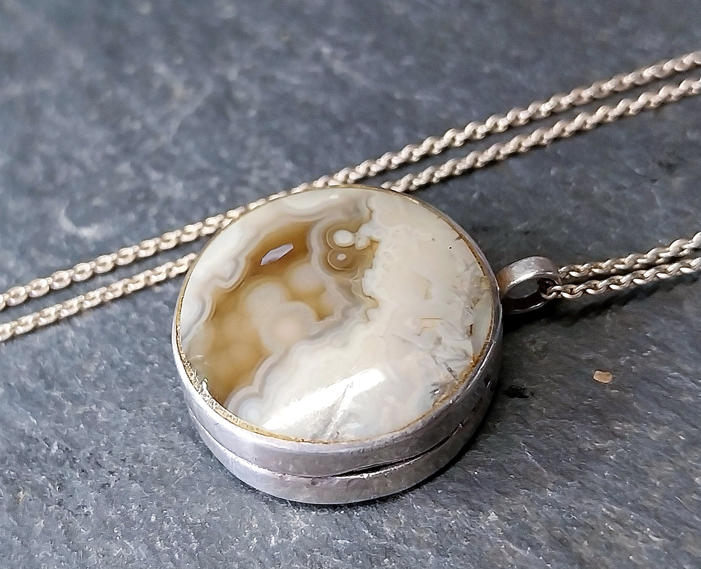 Vintage Sterling Silver Agate Circle Locket - 18" chain - 10.3g
