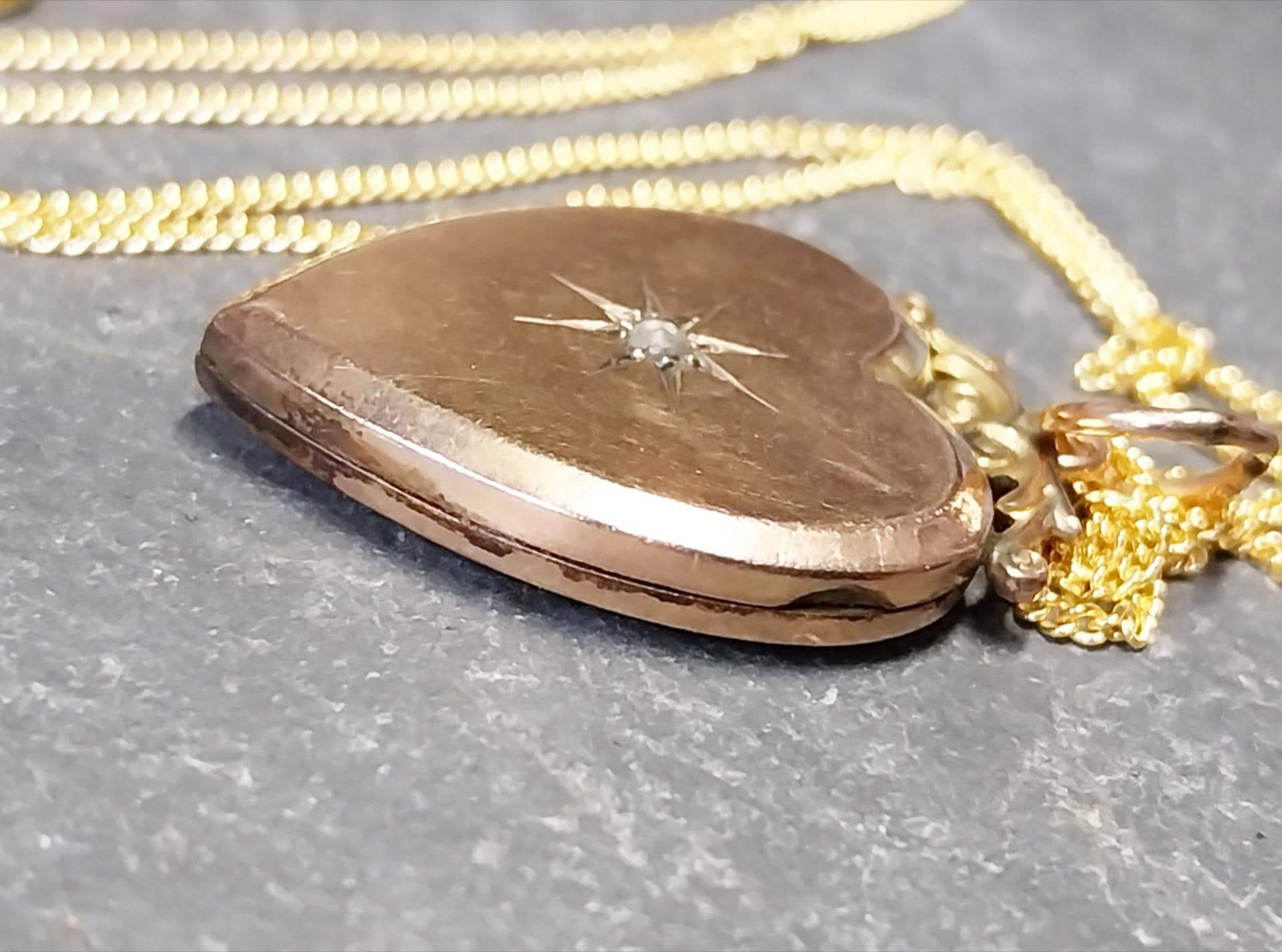 Antique 9ct Gold Heart Locket with clear diamond stone on 20" Chain  - 5g