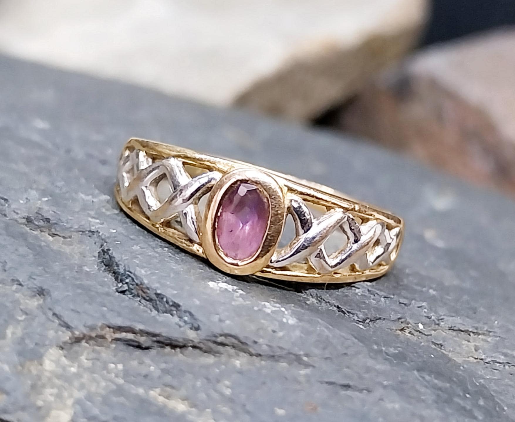 9ct GOLD CELTIC Ring with Purple Amethyst - Trinity Knot - Size uk K (us 5) - 1.8g