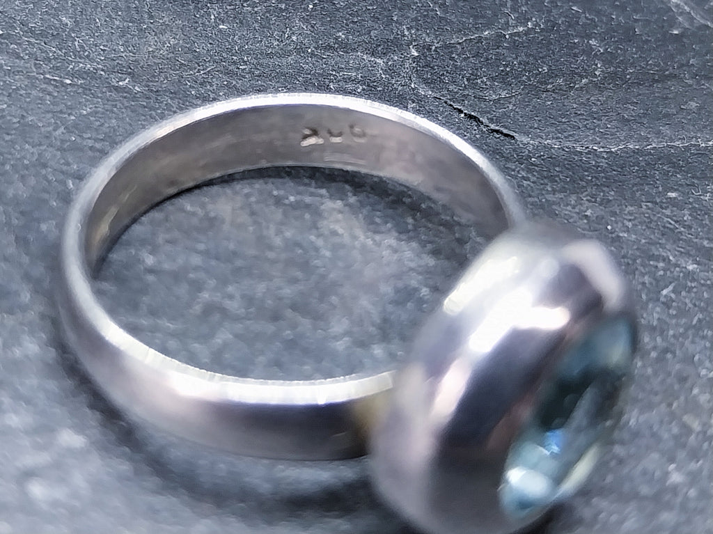 Vintage Blue Topaz RING - Sterling Silver- uk size M (us 6) - 5.4g