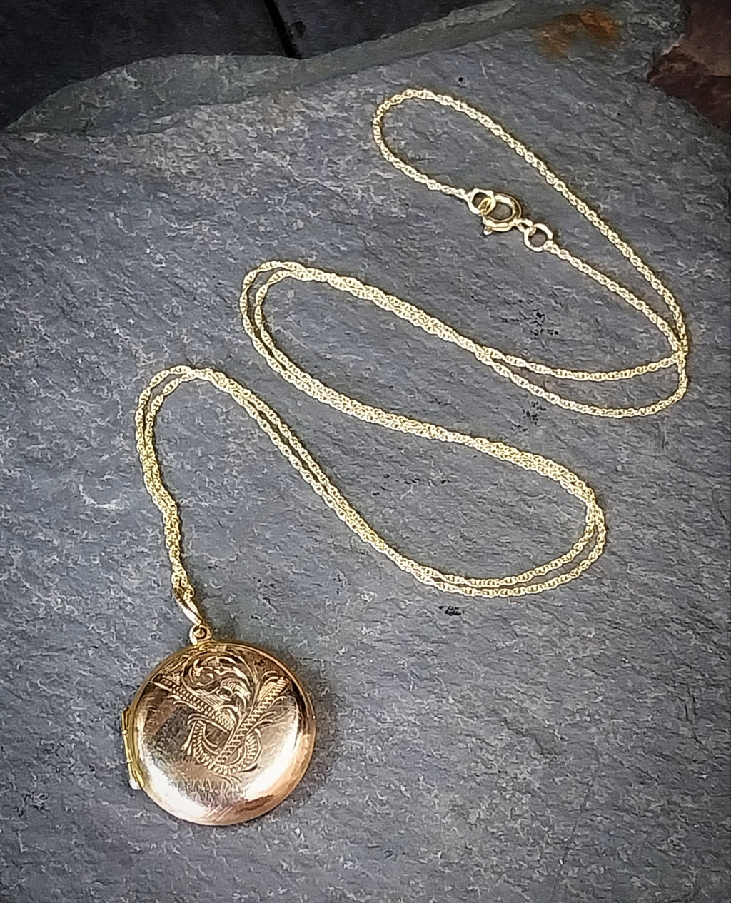 9ct GOLD Circle LOCKET - Chester c 1954 with 18" Chain - 2.5g
