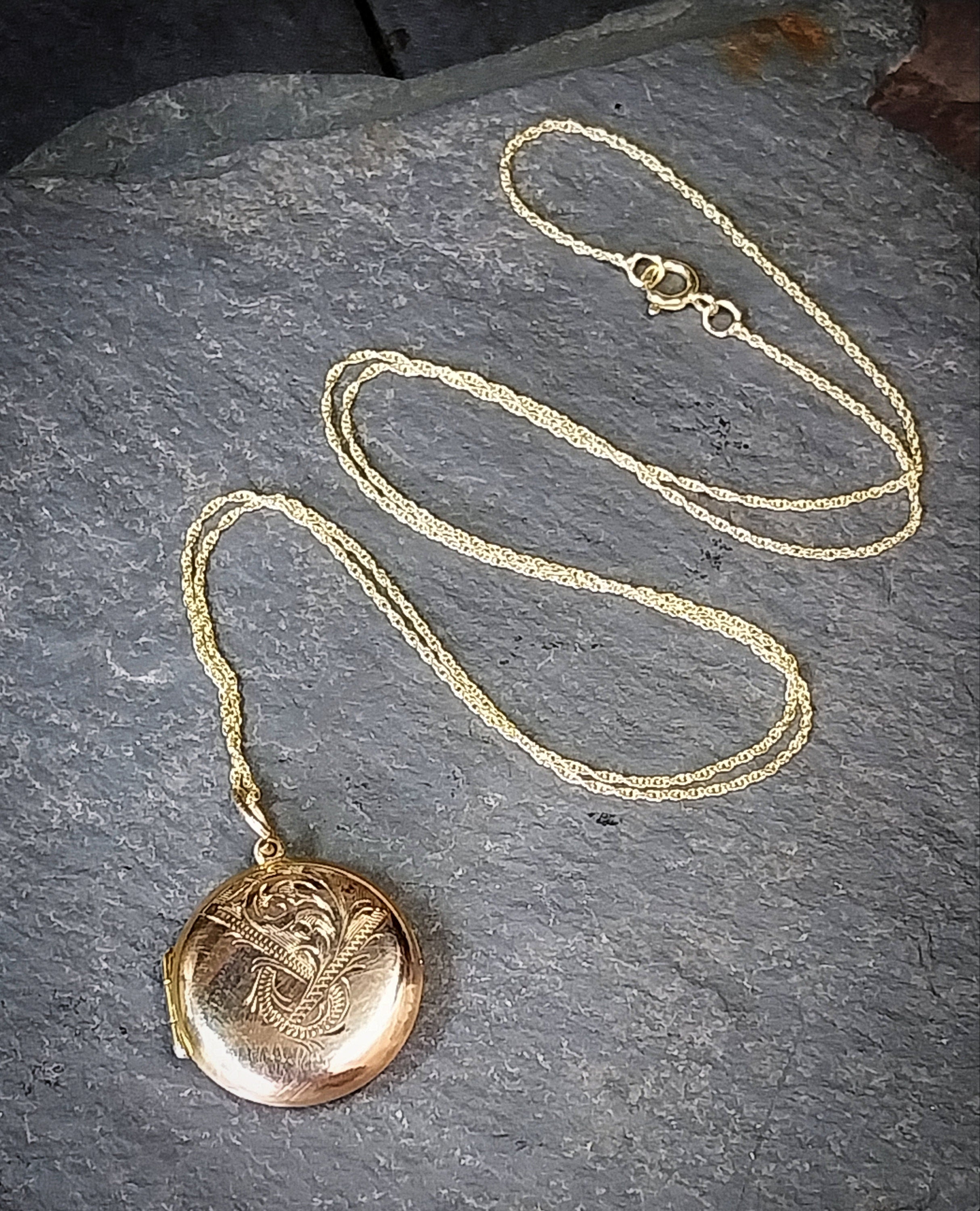 9ct GOLD Circle LOCKET - Chester c 1954 with 18" Chain - 2.5g