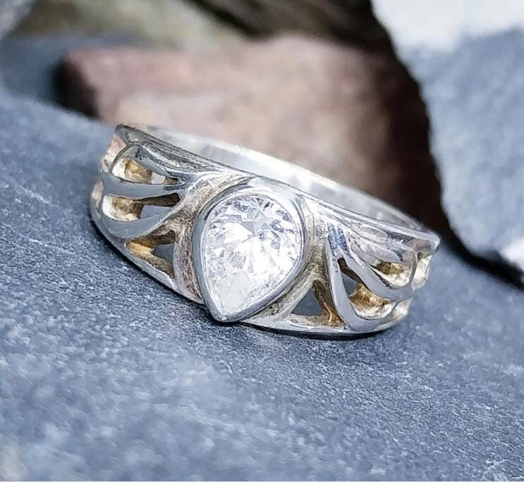Sterling Silver Ring with clear stone - uk size N 1/2 (Us size 7) - 4.9g