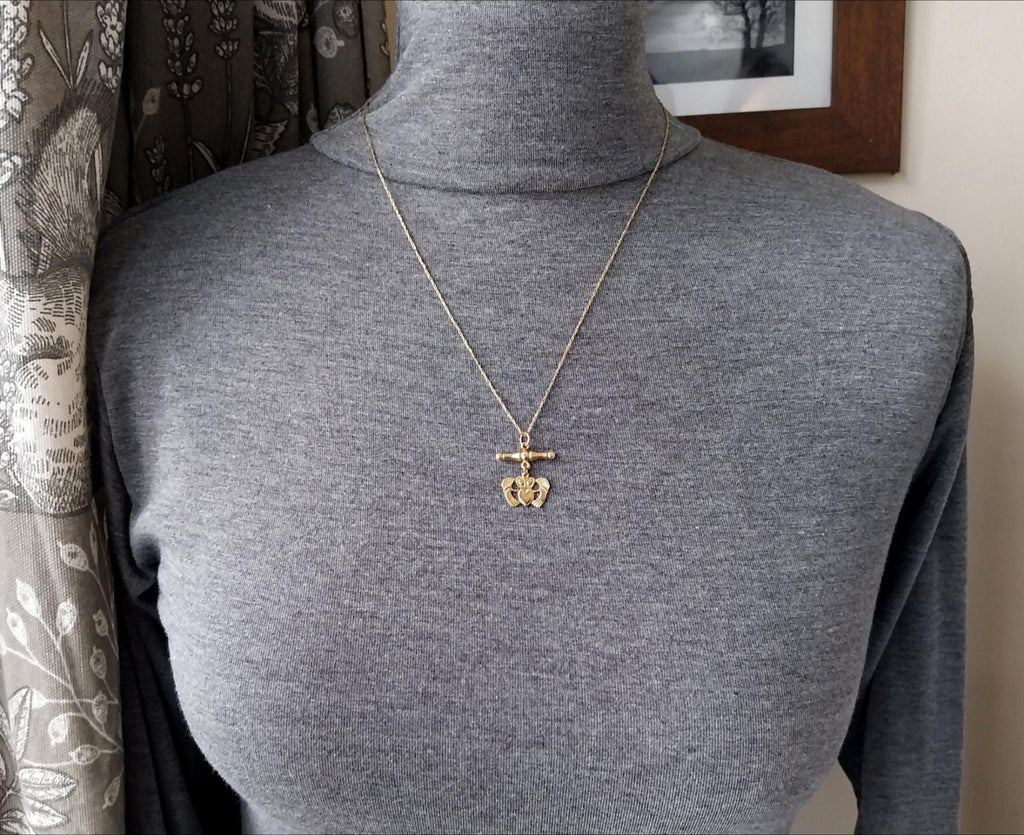 Vintage 9ct GOLD Celtic CLADDAGH T-BAR Necklace, on 20" Gold Chain - 1.8g
