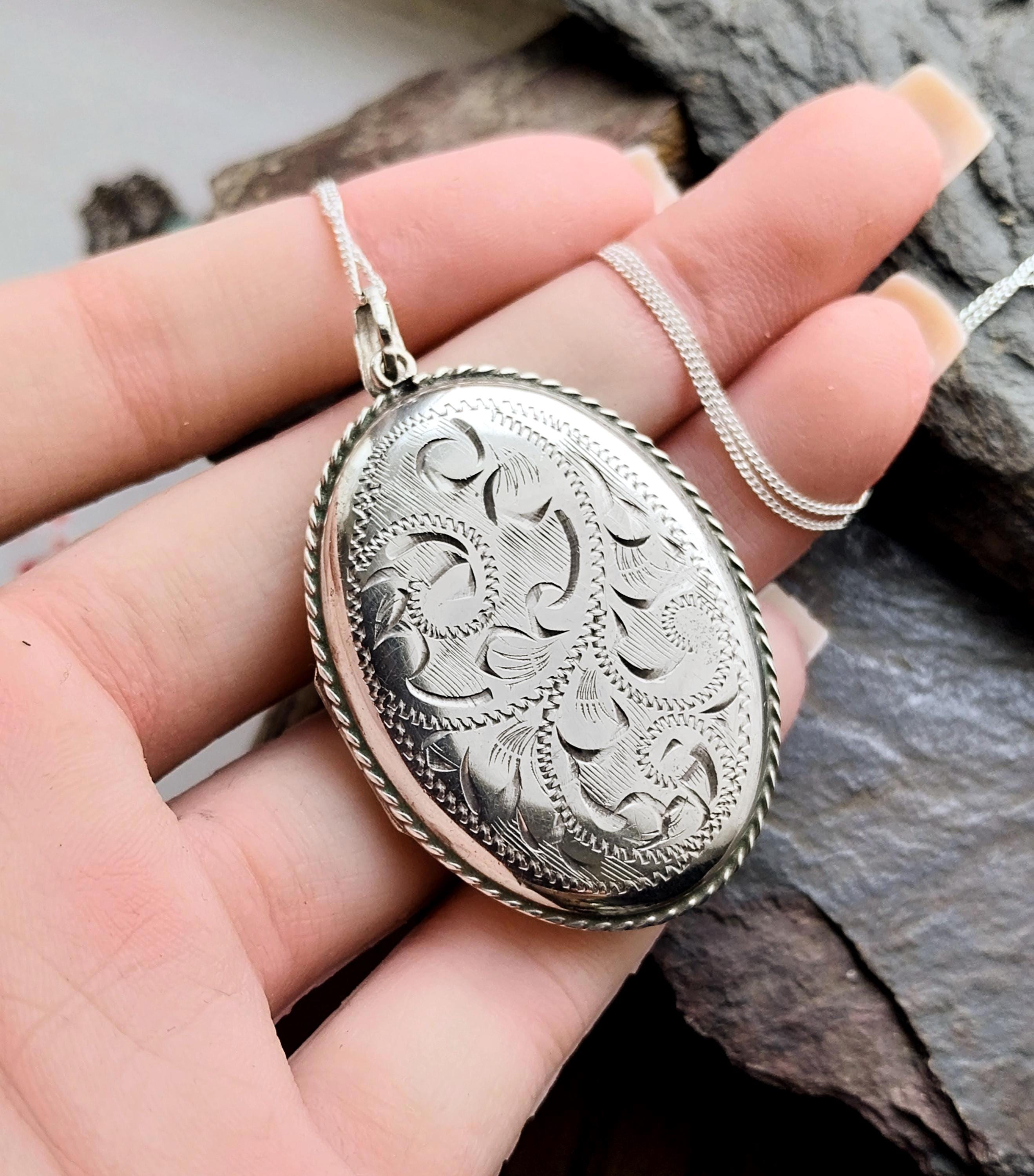 Sterling SILVER LOCKET - with Large Oval Rope Border on 20" Chain - 13g