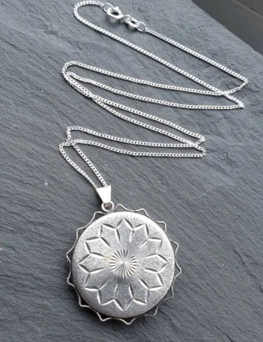Large Vintage SILVER SUNBURST LOCKET - Sunning with 20" Chain - 10.2g