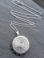 Large Vintage SILVER SUNBURST LOCKET - Sunning with 20" Chain - 10.2g