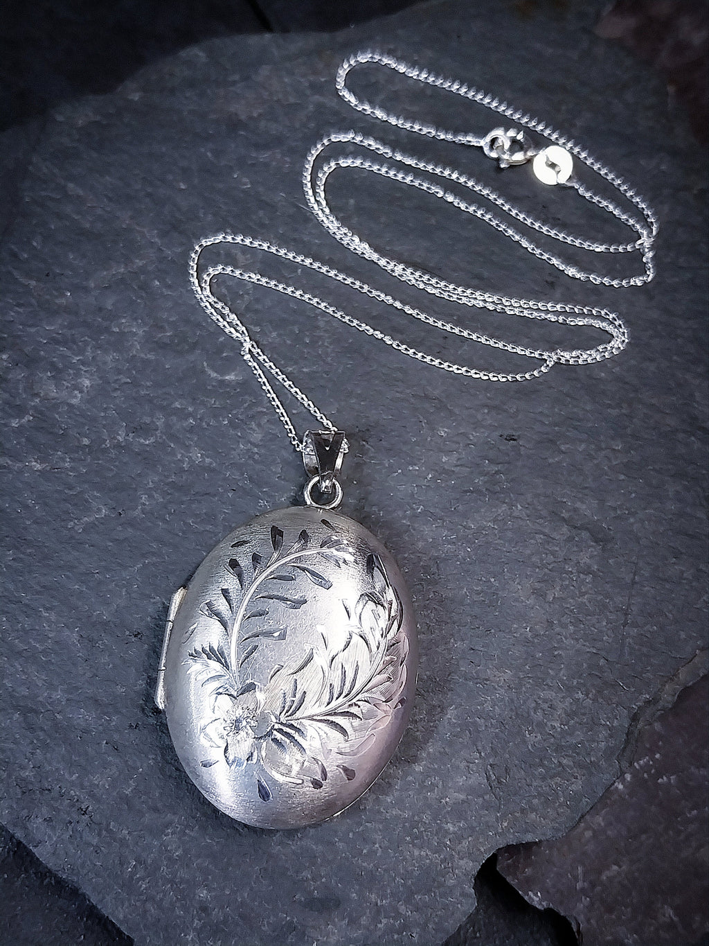 Large Vintage SILVER Puffy OVAL LOCKET - with Rose on 20" Chain - 12.1g