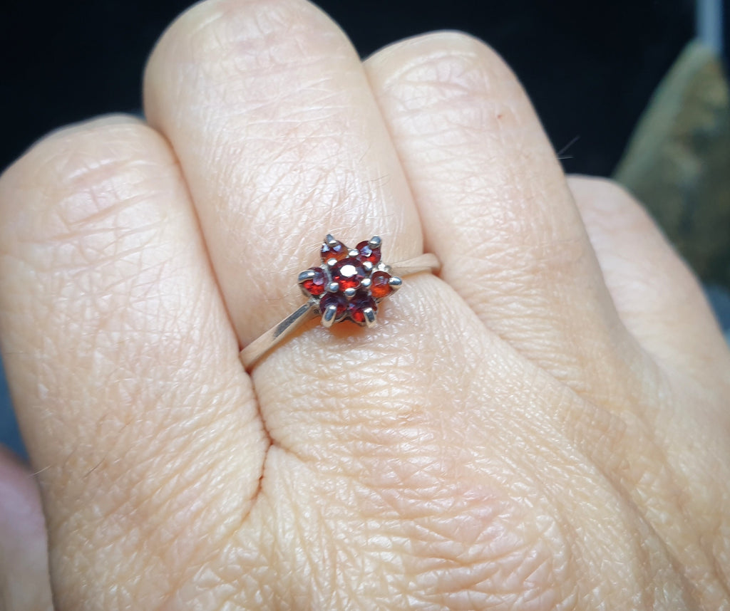 SILVER RING with Garnet Cluster, hallmarked 1977 - uk size N (us 6.5) - 6.4g