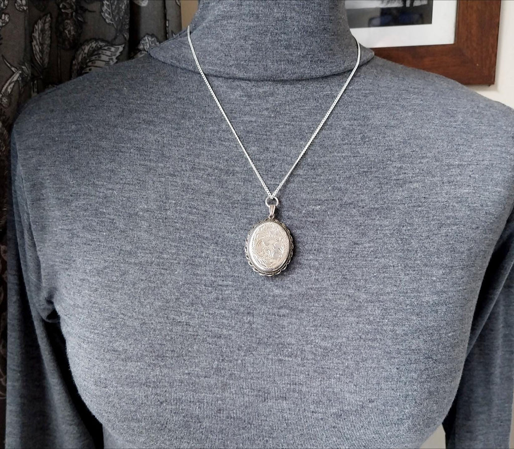 Large Sterling SILVER Oval LOCKET - Double Sided with 20" Chain - 12.1g