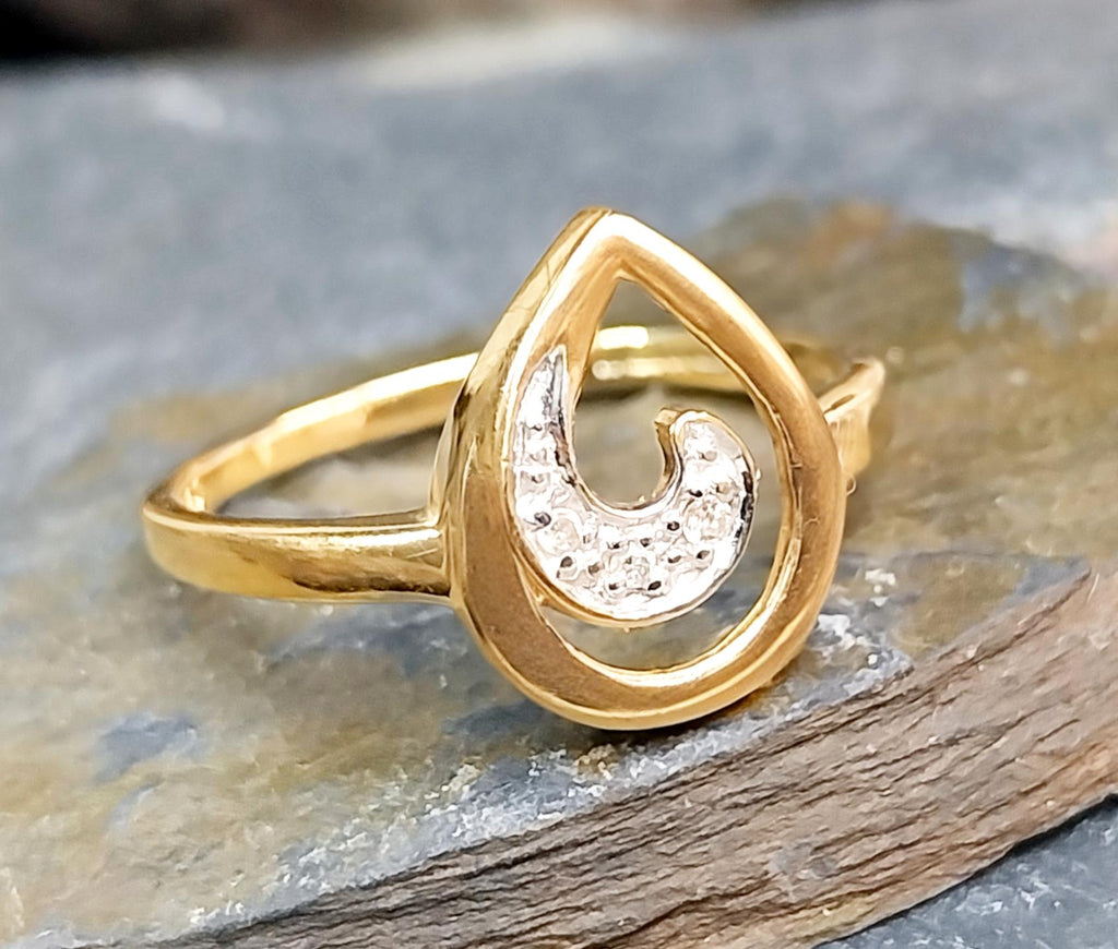 Vintage 9ct GOLD Teardrop Diamond RING - Size UK P 1/2 (us 8) - 1.9g