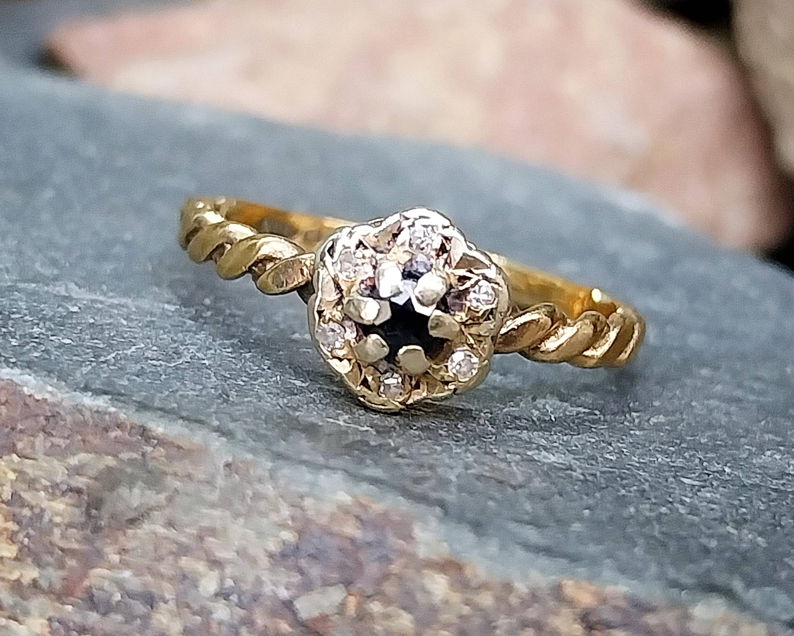 9ct GOLD RING with Sapphires& Diamonds - Size uk N (us 6.5) - 1.8g