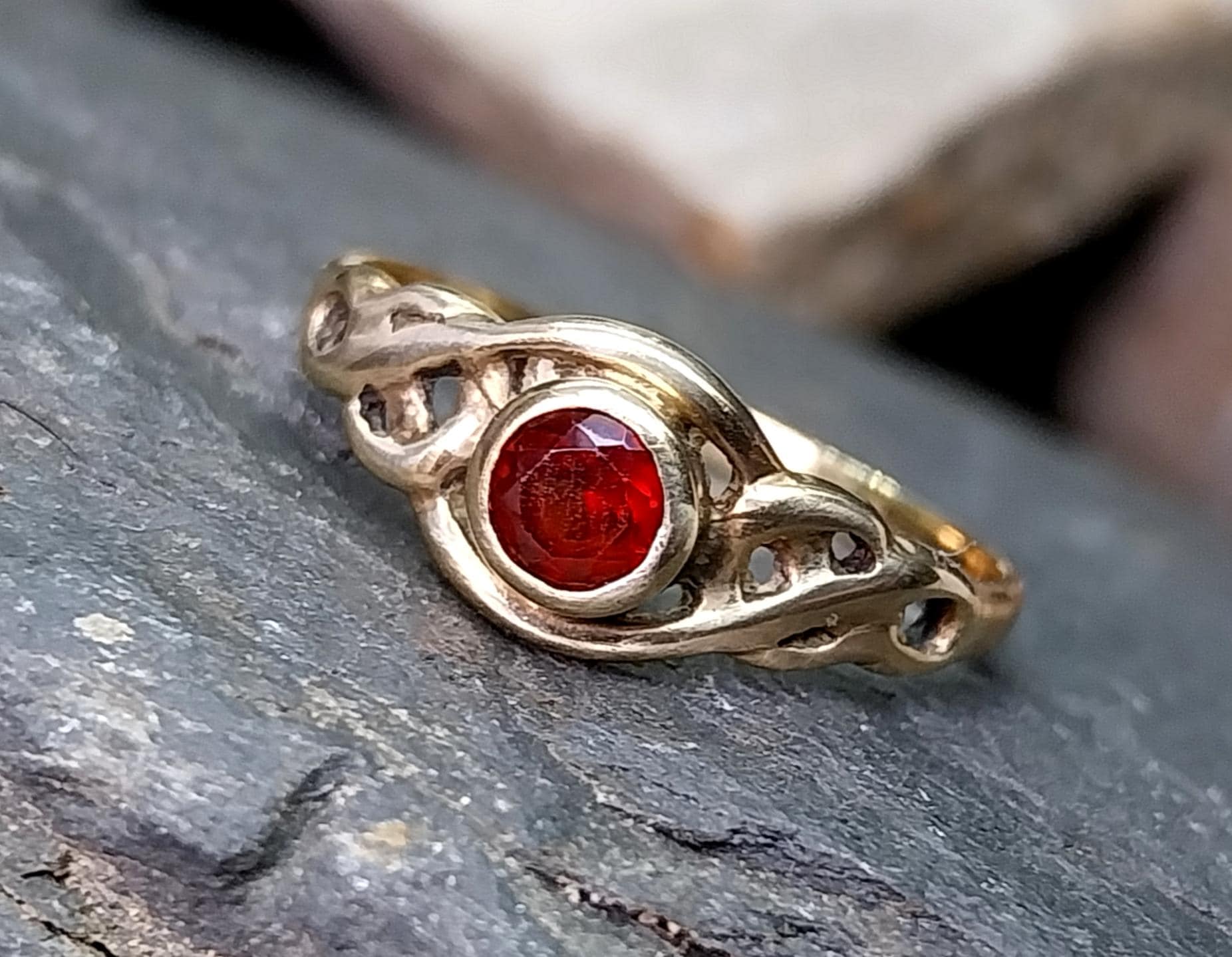 9ct GOLD Ring - Red Gemstone, Celtic Design - size O (us 7) - 1.7g