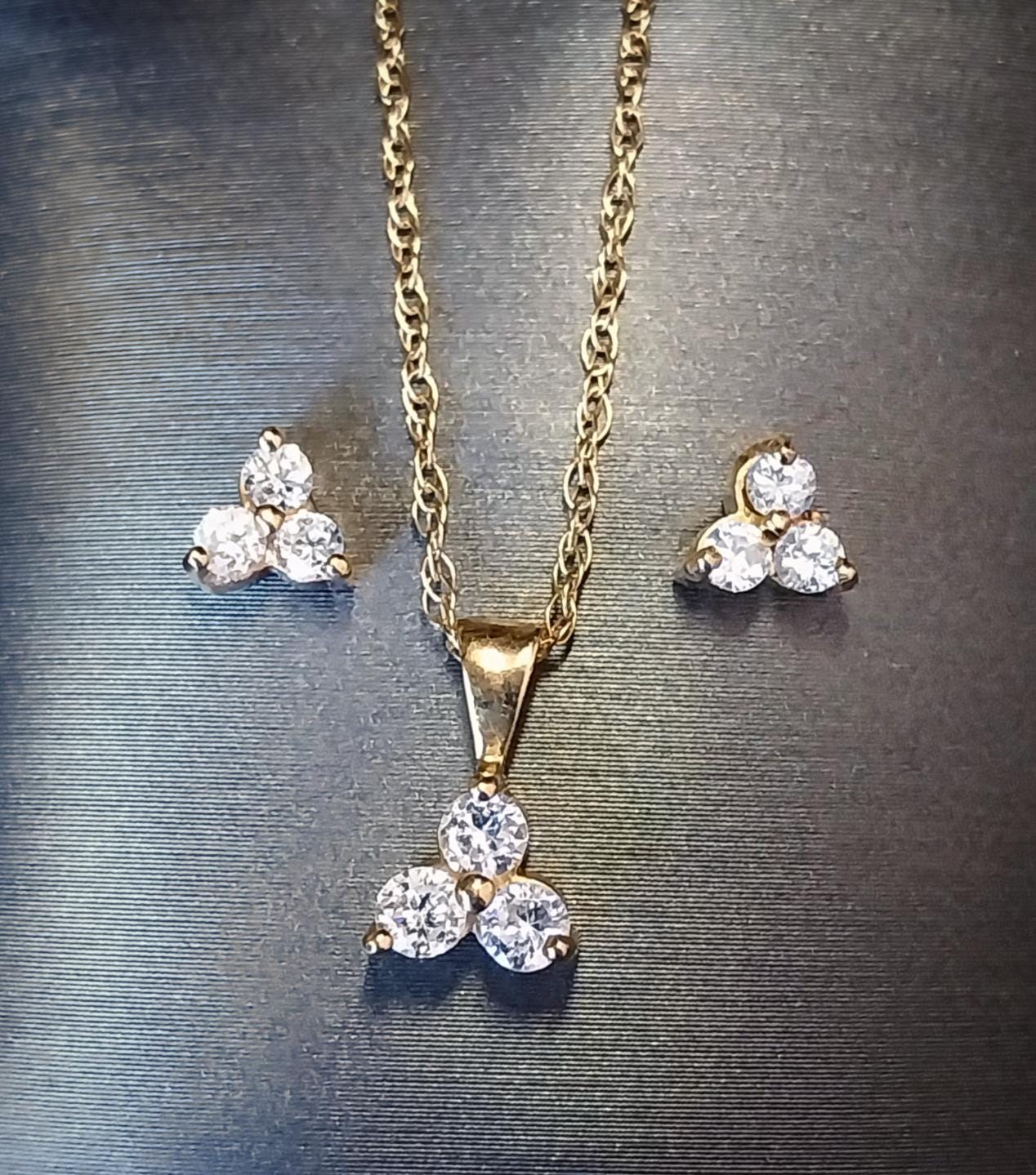 Vintage 9ct GOLD Shamrock Clover Pendant Necklace & Earrings - 2.5g