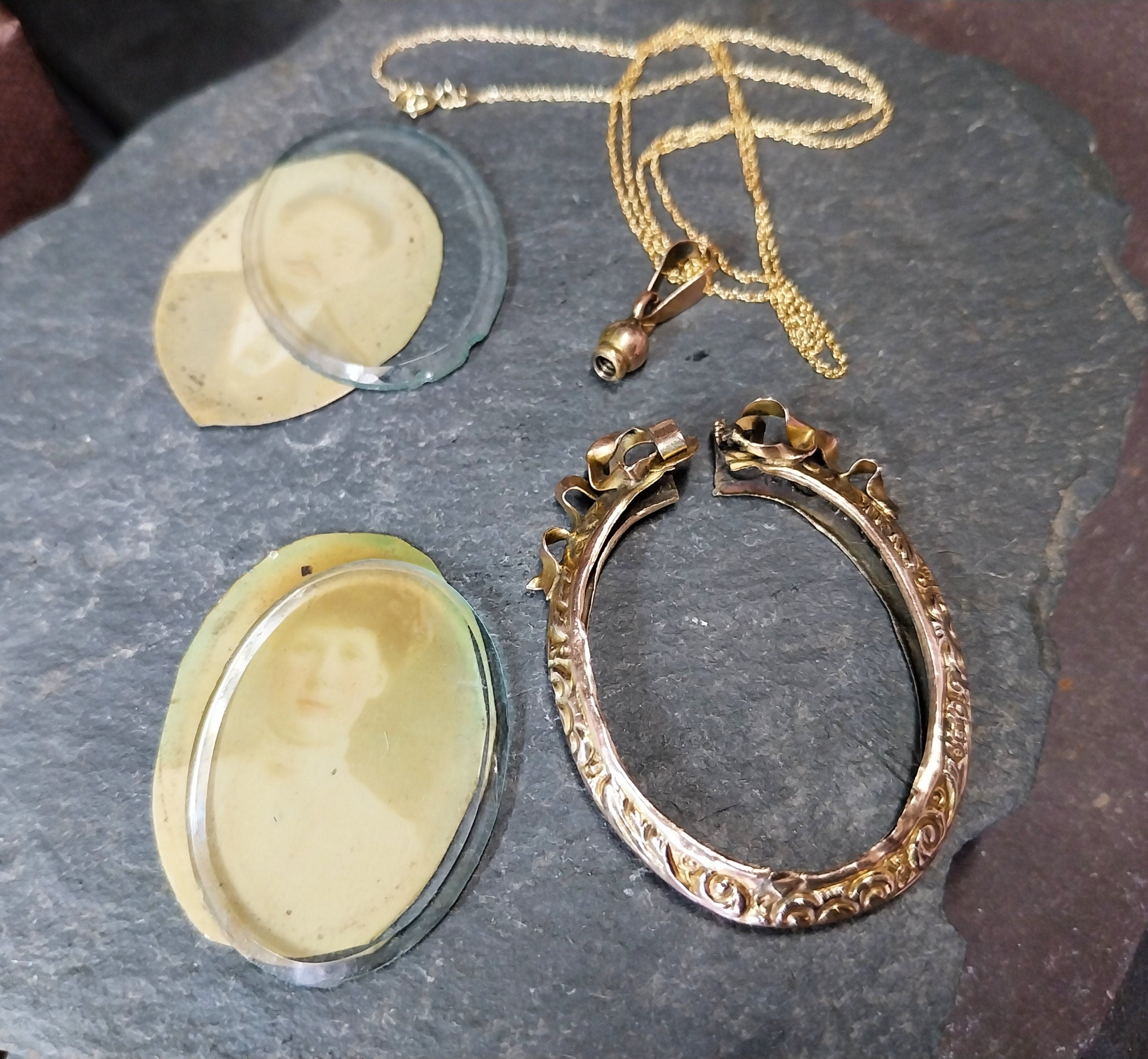 Victorian 9ct Gold Photo Locket Pendant - Double Sided on 18" Gold Chain - 9.8g