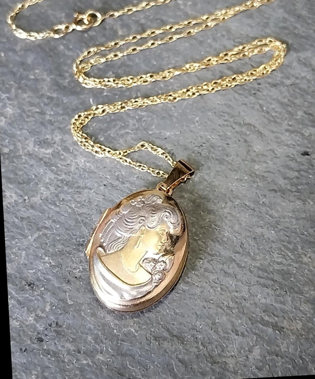 9ct GOLD LOCKET Necklace with Cameo Lady on 18" Chain - 3.2g