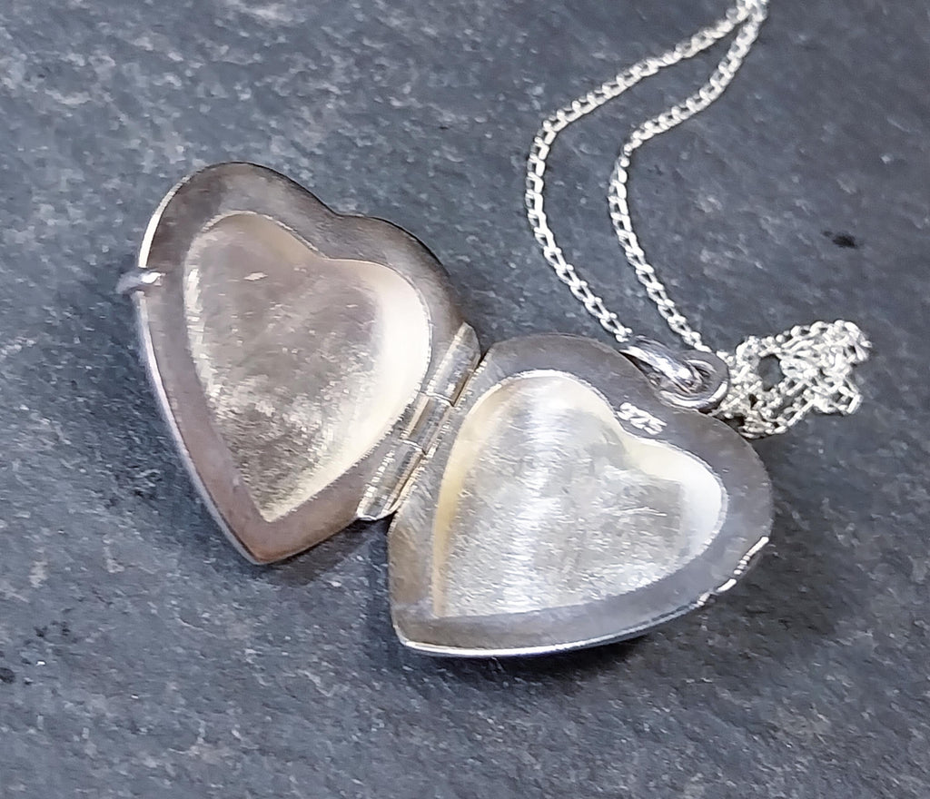 Small Silver HEART Locket Necklace on 18" chain - 3.8g