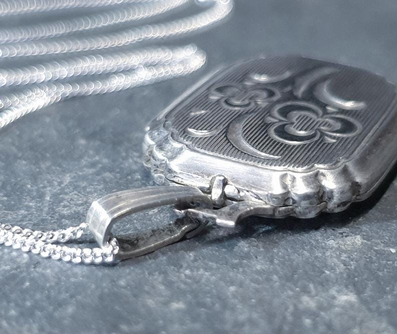 Vintage Silver OCTAGONAL LOCKET - 2 flowers  on 18" Chain - 8.7g
