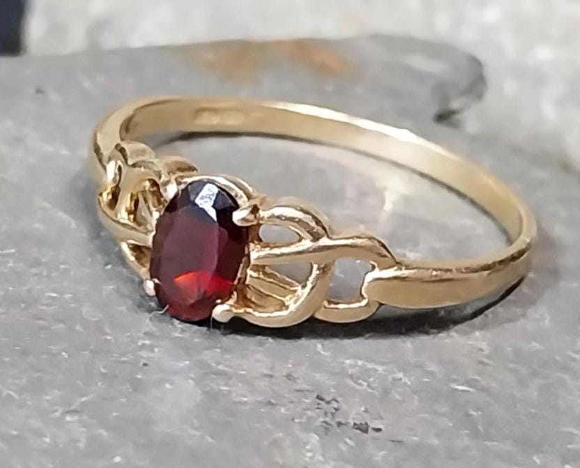 9ct GOLD CELTIC KNOT Ring - Red Garnet Gemstone - uk size Q (us 8) - 1.4g
