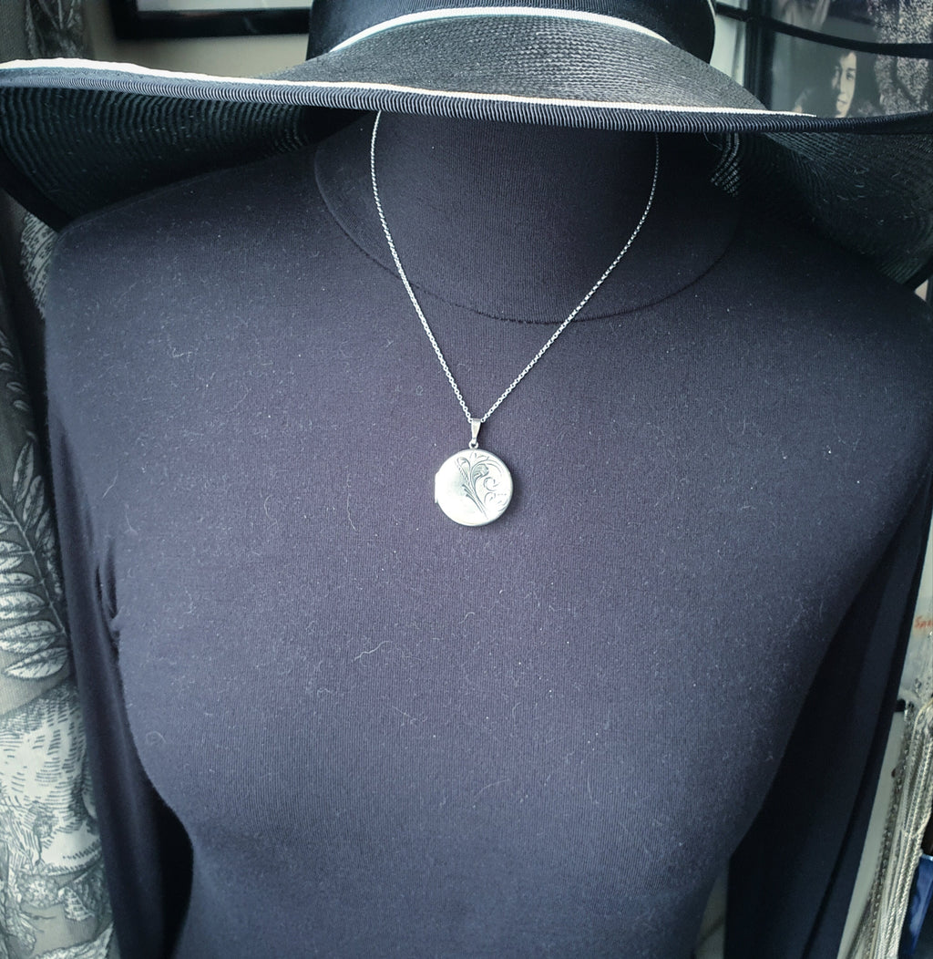 Vintage SILVER Scroll Circle LOCKET - Circular with 18" Chain - 6.9g