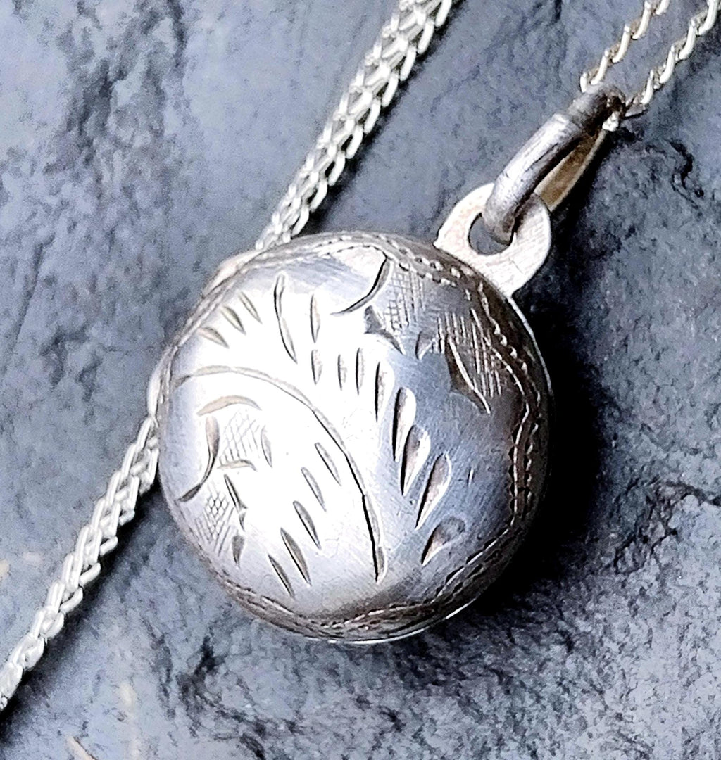 Vintage Small SILVER LOCKET - Circular on 16" Chain - 2.5g