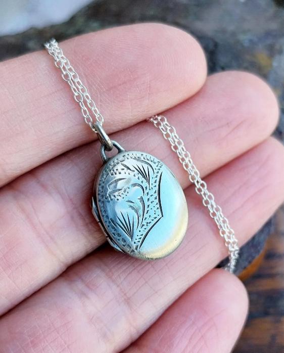 Vintage OVAL SILVER LOCKET - Engraved with 'From dad on your 21st' with 18" Chain - 3.3g